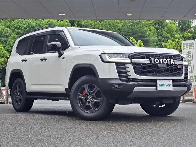 トヨタ ランドクルーザー GRスポーツ 大阪府 2024(令6)年 0.2万km プレシャスホワイトパール /禁煙車//ワンオーナー車//メーカーOP12.3インチT-CONNECTナビ/・CD・DVD・Blu-ray・フルセグTV・BT・FM・AM・Applecarplay・AndroidAuto//11.6型リアエンターテイメント//JBLプレミアムサウンド//クールBOX//ルーフレール(ブラック)//タイヤ空気圧警報システム//寒冷地仕様//TRDキャリパー塗装//GR専用ブラック＆ダークレッド本革シート//LEDヘッドライト//カラーヘッドアップディスプレイ//前後席シートヒーター・シートベンチレーション//フロント・リア電動デフロック//パノラミックビューモニター//パワーバックドア//純正18インチアルミホイール//保証書//取扱説明書//スペアキー