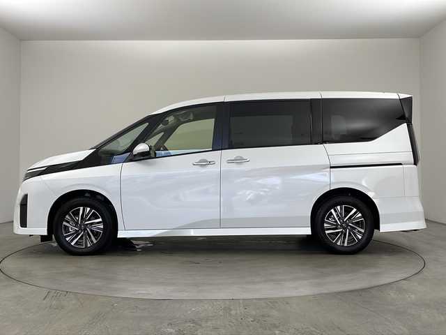 日産 セレナ e－パワー ハイウェイスター V 兵庫県 2025(令7)年 0.1千km プリズムホワイト ・純正ディスプレイオーディオ/・Bluetooth/フルセグテレビ/USB/Apple car play/Android Auto/・e-POWER/・アラウンドビューモニター/・プロパイロット/・ヒルスタートアシスト/・インテリジェント エマージェンシーブレーキ  /・インテリジェント FCW（前方衝突予測警報） /・衝突回避ステアリングアシスト /・インテリジェントクルーズコントロール/・インテリジェント LI（車線逸脱防止支援システム）/・LDW（車線逸脱警報） /・インテリジェント BSI（後側方衝突防止支援システム）/・BSW（後側方車両検知警報） /・RCTA（後退時車両検知警報） /・インテリジェント DA（ふらつき警報） /・踏み間違い衝突防止アシスト/・標識検知機能/・車両接近通報装置/・横滑り防止装置/・エマージェンシーストップシグナル/・クリアランスソナー/・電子パーキング/・オートホールド/・両側パワースライドドア/・タッチフリーパワースライドドア/・デジタルインナーミラー/・おくだけ充電/・純正16インチアルミホイール/・LEDオートライト/・フォグランプ/・保証書/・取扱説明書
