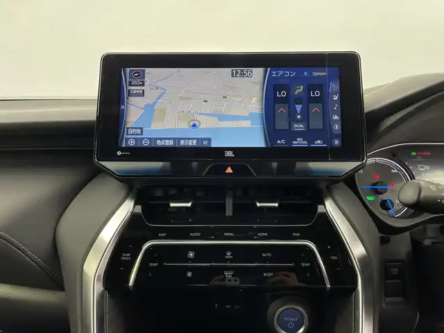 トヨタ ハリアー ハイブリッド Z レザーパッケージ 鹿児島県 2022(令4)年 4.7万km ホワイトパールクリスタルシャイン 純正12.3インチナビ/（AM/FM/Bluetooth/フルセグTV)/全方位カメラ/JBLプレミアムサウンド/AC100V電源/ヘッドアップディスプレイ/トヨタセーフティセンス/・衝突軽減ブレーキ/・レーンキープアシスト/・オートマチックハイビーム/・追従式クルーズコントロール/・クリアランスソナー/・誤発進抑制機能/ブラインドスポットモニター/ETC2.0/レザーシート/シートヒーター/シートベンチレーション/パワーシート/ステアリングヒーター/パワーバックドア/純正19インチアルミホイール/スマートキー/純正フロアマット/横滑り防止装置
