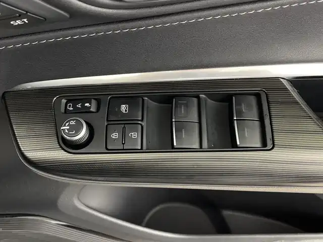 トヨタ ハリアー ハイブリッド Z レザーパッケージ 鹿児島県 2022(令4)年 4.7万km ホワイトパールクリスタルシャイン 純正12.3インチナビ/（AM/FM/Bluetooth/フルセグTV)/全方位カメラ/JBLプレミアムサウンド/AC100V電源/ヘッドアップディスプレイ/トヨタセーフティセンス/・衝突軽減ブレーキ/・レーンキープアシスト/・オートマチックハイビーム/・追従式クルーズコントロール/・クリアランスソナー/・誤発進抑制機能/ブラインドスポットモニター/ETC2.0/レザーシート/シートヒーター/シートベンチレーション/パワーシート/ステアリングヒーター/パワーバックドア/純正19インチアルミホイール/スマートキー/純正フロアマット/横滑り防止装置