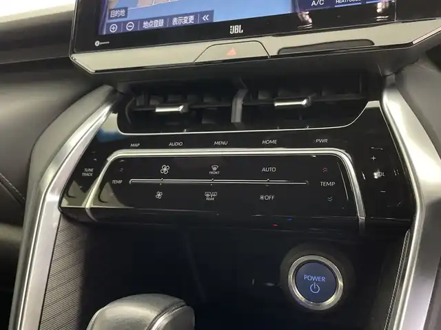トヨタ ハリアー ハイブリッド Z レザーパッケージ 鹿児島県 2022(令4)年 4.7万km ホワイトパールクリスタルシャイン 純正12.3インチナビ/（AM/FM/Bluetooth/フルセグTV)/全方位カメラ/JBLプレミアムサウンド/AC100V電源/ヘッドアップディスプレイ/トヨタセーフティセンス/・衝突軽減ブレーキ/・レーンキープアシスト/・オートマチックハイビーム/・追従式クルーズコントロール/・クリアランスソナー/・誤発進抑制機能/ブラインドスポットモニター/ETC2.0/レザーシート/シートヒーター/シートベンチレーション/パワーシート/ステアリングヒーター/パワーバックドア/純正19インチアルミホイール/スマートキー/純正フロアマット/横滑り防止装置