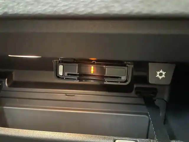ボルボ ＸＣ４０ T4 AWD インスクリプション 静岡県 2019(令1)年 3.2万km シルバー ワンオーナー/カラーコード729（グレイシャーシルバーメタリック）/純正ナビ/・Bluetooth/・Apple Carplay /android　auto/ETC2.0/クリスタルシフトノブ/360°カメラ/パークアシストパイロット/衝突被害軽減ブレーキ/アダプティブクルーズコントロール/ブラインドスポット/黒レザーシート/・前席パワーシート/・前席シートヒーター/harman/kardonサウンドシステム/