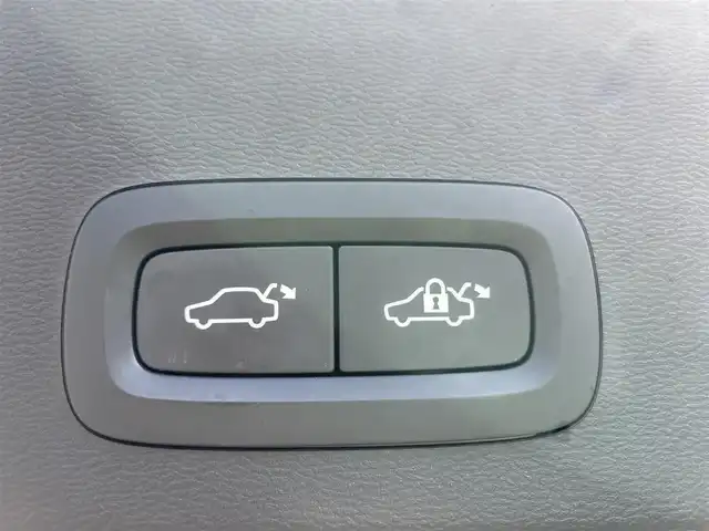 ボルボ ＸＣ４０ T4 AWD インスクリプション 静岡県 2019(令1)年 3.2万km シルバー ワンオーナー/カラーコード729（グレイシャーシルバーメタリック）/純正ナビ/・Bluetooth/・Apple Carplay /android　auto/ETC2.0/クリスタルシフトノブ/360°カメラ/パークアシストパイロット/衝突被害軽減ブレーキ/アダプティブクルーズコントロール/ブラインドスポット/黒レザーシート/・前席パワーシート/・前席シートヒーター/harman/kardonサウンドシステム/