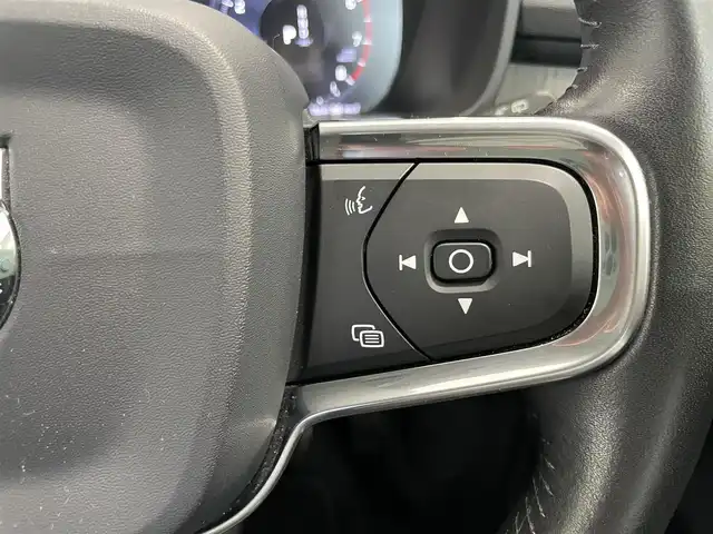 ボルボ ＸＣ４０ T4 AWD インスクリプション 静岡県 2019(令1)年 3.2万km シルバー ワンオーナー/カラーコード729（グレイシャーシルバーメタリック）/純正ナビ/・Bluetooth/・Apple Carplay /android　auto/ETC2.0/クリスタルシフトノブ/360°カメラ/パークアシストパイロット/衝突被害軽減ブレーキ/アダプティブクルーズコントロール/ブラインドスポット/黒レザーシート/・前席パワーシート/・前席シートヒーター/harman/kardonサウンドシステム/
