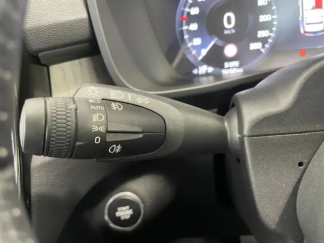 ボルボ ＸＣ４０ T4 AWD インスクリプション 静岡県 2019(令1)年 3.2万km シルバー ワンオーナー/カラーコード729（グレイシャーシルバーメタリック）/純正ナビ/・Bluetooth/・Apple Carplay /android　auto/ETC2.0/クリスタルシフトノブ/360°カメラ/パークアシストパイロット/衝突被害軽減ブレーキ/アダプティブクルーズコントロール/ブラインドスポット/黒レザーシート/・前席パワーシート/・前席シートヒーター/harman/kardonサウンドシステム/
