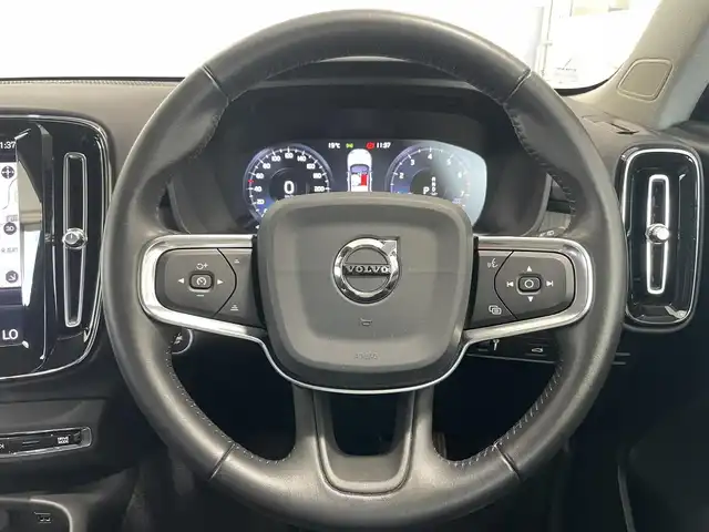 ボルボ ＸＣ４０ T4 AWD インスクリプション 静岡県 2019(令1)年 3.2万km シルバー ワンオーナー/カラーコード729（グレイシャーシルバーメタリック）/純正ナビ/・Bluetooth/・Apple Carplay /android　auto/ETC2.0/クリスタルシフトノブ/360°カメラ/パークアシストパイロット/衝突被害軽減ブレーキ/アダプティブクルーズコントロール/ブラインドスポット/黒レザーシート/・前席パワーシート/・前席シートヒーター/harman/kardonサウンドシステム/