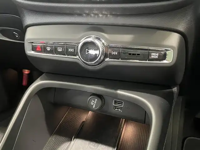 ボルボ ＸＣ４０ T4 AWD インスクリプション 静岡県 2019(令1)年 3.2万km シルバー ワンオーナー/カラーコード729（グレイシャーシルバーメタリック）/純正ナビ/・Bluetooth/・Apple Carplay /android　auto/ETC2.0/クリスタルシフトノブ/360°カメラ/パークアシストパイロット/衝突被害軽減ブレーキ/アダプティブクルーズコントロール/ブラインドスポット/黒レザーシート/・前席パワーシート/・前席シートヒーター/harman/kardonサウンドシステム/