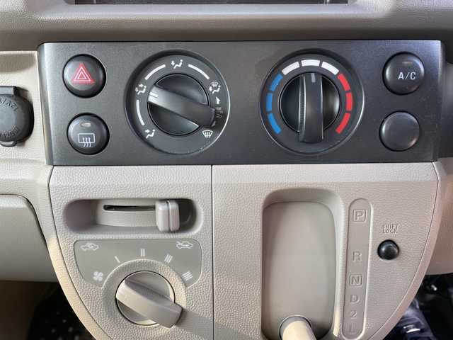 スズキ エブリイ PA 神奈川県 2014(平26)年 5万km シルキーシルバーメタリック ・ＣＤ・ＡＭＦＭラジオ　/・パワーウィンド　/・Ｗエアバッグ　/・リモコンキー　/・マニュアルエアコン　/・パワーステアリング　/・リアワイパー　/・集中ドアロック　/・純正フロアマット　/・可倒式リアシート　/・ハロゲンヘッドライト