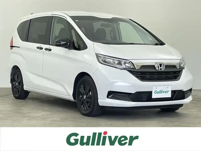 ホンダ フリード ハイブリット G ブラックスタイル 千葉県 2023(令5)年 2.4万km プラチナホワイトパール 禁煙車/社外メモリナビ/　CD/DVD/BT/ワンセグTV/両側パワースライドドア/ホンダセンシング/●衝突軽減ブレーキ〈CMBS〉/●誤発進抑制機能/●後方誤発進抑制機能/●歩行者事故低減ステアリング/●路外逸脱抑制機能/●ACC〈アダプティブ・クルーズ・コントロール〉/●LKAS〈車線維持支援システム〉/●オートハイビーム/●先行車発進お知らせ機能/●標識認識機能/ETC/前席シートヒーター/革巻きステアリング/ステアリングスイッチ/電動格納ミラー/純正15インチアルミホイール/LEDヘッドライト