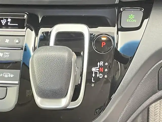 ホンダ フリード ハイブリット G ブラックスタイル 千葉県 2023(令5)年 2.4万km プラチナホワイトパール 禁煙車/社外メモリナビ/　CD/DVD/BT/ワンセグTV/両側パワースライドドア/ホンダセンシング/●衝突軽減ブレーキ〈CMBS〉/●誤発進抑制機能/●後方誤発進抑制機能/●歩行者事故低減ステアリング/●路外逸脱抑制機能/●ACC〈アダプティブ・クルーズ・コントロール〉/●LKAS〈車線維持支援システム〉/●オートハイビーム/●先行車発進お知らせ機能/●標識認識機能/ETC/前席シートヒーター/革巻きステアリング/ステアリングスイッチ/電動格納ミラー/純正15インチアルミホイール/LEDヘッドライト