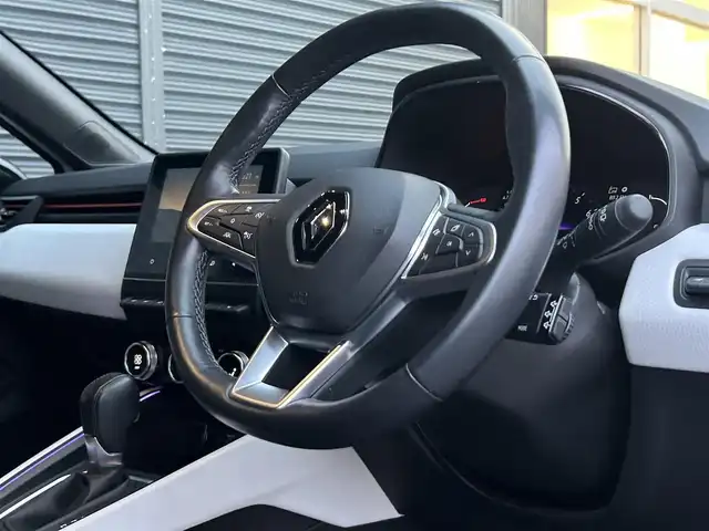 ルノー ルノー ルーテシア インテンス テックパック 茨城県 2022(令4)年 2.8万km 白 アクティブブレーキ　/ＡＣＣ　/ＬＫＡ　/ＢＳＭ　/Ｂカメラ　/パーキングセンサー　/ＣａｒＰｌａｙ　/ＢＴ　/黒革　/シートヒーター　/ステアリングヒーター/ＬＥＤ　/アンビエントライト　/ＥＴＣ　/前後ドラレコ　/禁煙車