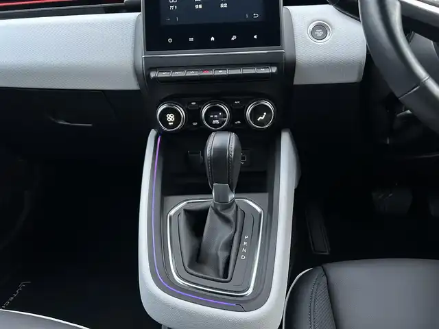 ルノー ルノー ルーテシア インテンス テックパック 茨城県 2022(令4)年 2.8万km 白 アクティブブレーキ　/ＡＣＣ　/ＬＫＡ　/ＢＳＭ　/Ｂカメラ　/パーキングセンサー　/ＣａｒＰｌａｙ　/ＢＴ　/黒革　/シートヒーター　/ステアリングヒーター/ＬＥＤ　/アンビエントライト　/ＥＴＣ　/前後ドラレコ　/禁煙車