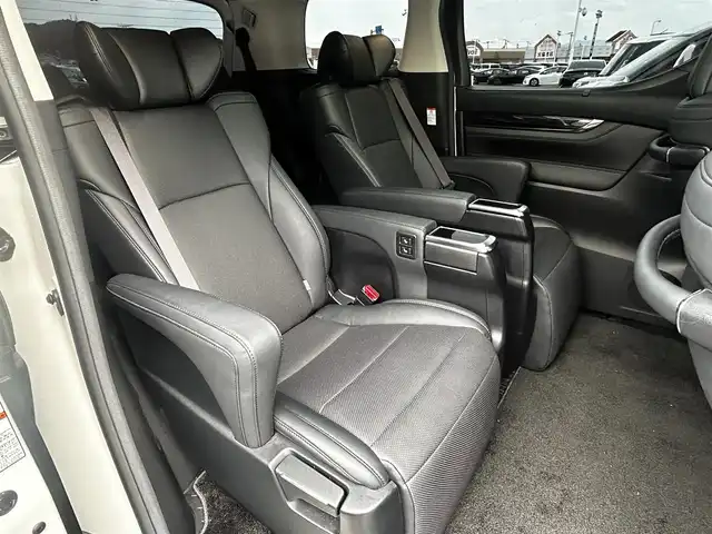 トヨタ アルファード S Cパッケージ 香川県 2019(令1)年 5.1万km ホワイトパールクリスタルシャイン 登録時走行距離：50982km/アルパイン11型ナビ/　CD DVD BT フルセグTV/バックカメラ　左サイドカメラ/アルパインフリップダウンモニター/Wサンルーフ/モデリスタエアロ（フロント　サイド　リアアンダー）/両側パワースライドドア/パワーバックドア/プリクラッシュセーフティシステム/レーンキープアシスト/レーダークルーズコントロール/ブラインドスポットモニター/クリアランスソナー/オートハイビーム/LEDヘッドライト/オートライト/フォグランプ/デジタルインナーミラー/前後ドライブレコーダー/ビルトインETC/レザーシート/シートベンチレーション/パワーシート/シートメモリ/オットマン/ステアリングヒーター/プッシュスタート/スマートキー/スペアキー