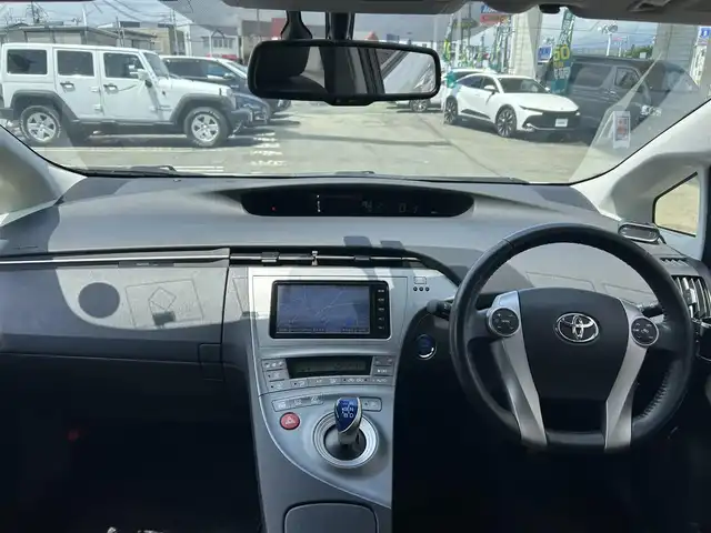 トヨタ プリウス G 岩手県 2014(平26)年 3.6万km ホワイトパールクリスタルシャイン 純正SDナビ(型式NSZT-W64）/(CD、DVD、BT、フルセグTV)/バックカメラ　/半革シート　　/ビルトインＥＴＣ　/クルーズコントロール　/運転席パワーシート　/純正踏み間違い防止装置　/フロントワイパーデアイサー　/ナビステアリングスイッチ　/社外ＡＷ１５インチ冬タイヤ有/フロントワイパーデアイサー/オートライト/フォグランプ/ドアバイザー/フロアマット/保証書