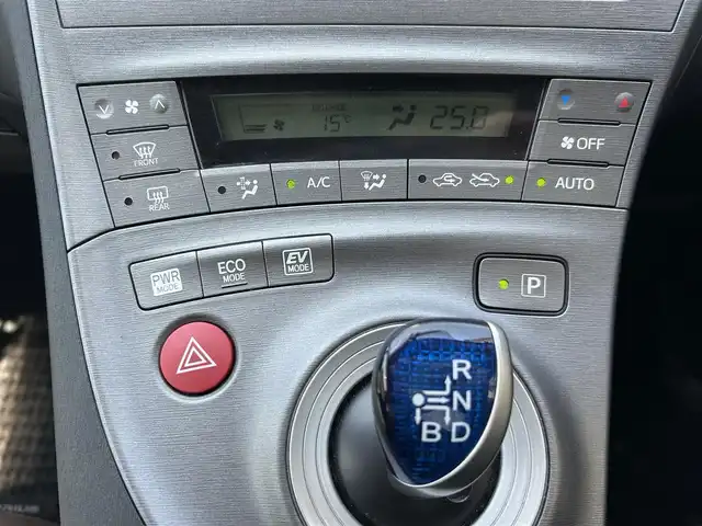 トヨタ プリウス G 岩手県 2014(平26)年 3.6万km ホワイトパールクリスタルシャイン 純正SDナビ(型式NSZT-W64）/(CD、DVD、BT、フルセグTV)/バックカメラ　/半革シート　　/ビルトインＥＴＣ　/クルーズコントロール　/運転席パワーシート　/純正踏み間違い防止装置　/フロントワイパーデアイサー　/ナビステアリングスイッチ　/社外ＡＷ１５インチ冬タイヤ有/フロントワイパーデアイサー/オートライト/フォグランプ/ドアバイザー/フロアマット/保証書