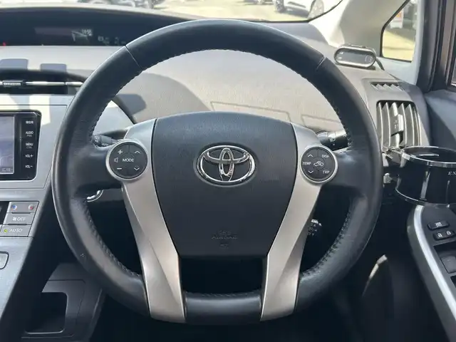 トヨタ プリウス G 岩手県 2014(平26)年 3.6万km ホワイトパールクリスタルシャイン 純正SDナビ(型式NSZT-W64）/(CD、DVD、BT、フルセグTV)/バックカメラ　/半革シート　　/ビルトインＥＴＣ　/クルーズコントロール　/運転席パワーシート　/純正踏み間違い防止装置　/フロントワイパーデアイサー　/ナビステアリングスイッチ　/社外ＡＷ１５インチ冬タイヤ有/フロントワイパーデアイサー/オートライト/フォグランプ/ドアバイザー/フロアマット/保証書