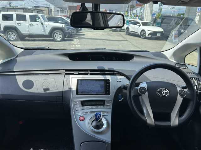 トヨタ プリウス G 岩手県 2014(平26)年 3.6万km ホワイトパールクリスタルシャイン 純正SDナビ(型式NSZT-W64）/(CD、DVD、BT、フルセグTV)/バックカメラ　/半革シート　　/ビルトインＥＴＣ　/クルーズコントロール　/運転席パワーシート　/純正踏み間違い防止装置　/フロントワイパーデアイサー　/ナビステアリングスイッチ　/社外ＡＷ１５インチ冬タイヤ有/フロントワイパーデアイサー/オートライト/フォグランプ/ドアバイザー/フロアマット/保証書