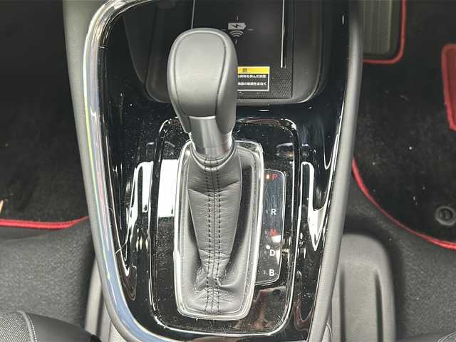 ホンダ ヴェゼル ハイブリッド e:HEV Z 京都府 2024(令6)年 0.9万km クリスタルブラックパール ワンオーナー/純正ナビ/ ・フルセグＴＶ/BT Audio/AM/FM/バックカメラ/ビルトインETC2.0/レーダークルーズコントロール/置くだけ充電/ドライブレコーダー/デジタルインナーミラーKENWOOD/パワーバックドア/シートヒーター/ステアリングスイッチ/ステアリングヒーター/横滑り防止装置/コーナーセンサー/ブラインドスポットモニター/オールオートパワーウィンドウ/衝突軽減システム/先行車検知システム/路外逸脱抑制システム/車線維持支援システム/標識認識機能/踏み間違い衝突軽減システム/パドルシフト/無限フロアマット/保証書/取扱説明書/ディーラーオプション/ブラックエンブレム/スタイリングセット（CB・P)/FRグリルガーニッシュ(CB/スタンダードセット(BK＊RD)/ウィングスポイラー（CB・P)/ドアハンドルプロテクターS/RライセンスフレームNH547/FライセンスフレームNH547 /サイドデカール/ムゲンメタルロゴエンブレム/イルミパッケージ（ホワイト）/テールゲートライト/リアバンパーデカール