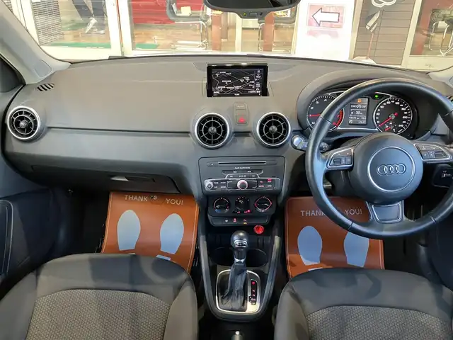 アウディ Ａ１ SB 1．0TFSI 神奈川県 2015(平27)年 6.9万km グレイシアホワイトメタリック 【　アウディ　A1 スポーツバック　1.4TFSI 】/純正SDナビ フルセグTV/CD/DVD/SD/Bluetooth/パーキングエイド/ビルトインETC/純正HIDヘッドライト/オートライト/スマートキー/プッシュスタート/スペアキー/純正15インチアルミホイール/ステアリングリモコン/サイドエアバッグ/カーテンエアバッグ/新車保証書/取扱説明書