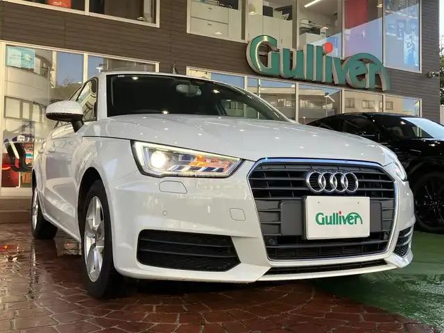 アウディ Ａ１ SB 1．0TFSI 神奈川県 2015(平27)年 6.9万km グレイシアホワイトメタリック 【　アウディ　A1 スポーツバック　1.4TFSI 】/純正SDナビ フルセグTV/CD/DVD/SD/Bluetooth/パーキングエイド/ビルトインETC/純正HIDヘッドライト/オートライト/スマートキー/プッシュスタート/スペアキー/純正15インチアルミホイール/ステアリングリモコン/サイドエアバッグ/カーテンエアバッグ/新車保証書/取扱説明書