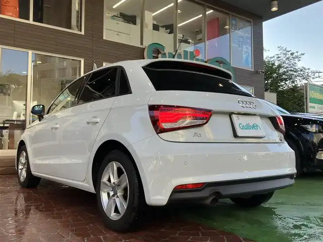 アウディ Ａ１ SB 1．0TFSI 神奈川県 2015(平27)年 6.9万km グレイシアホワイトメタリック 【　アウディ　A1 スポーツバック　1.4TFSI 】/純正SDナビ フルセグTV/CD/DVD/SD/Bluetooth/パーキングエイド/ビルトインETC/純正HIDヘッドライト/オートライト/スマートキー/プッシュスタート/スペアキー/純正15インチアルミホイール/ステアリングリモコン/サイドエアバッグ/カーテンエアバッグ/新車保証書/取扱説明書