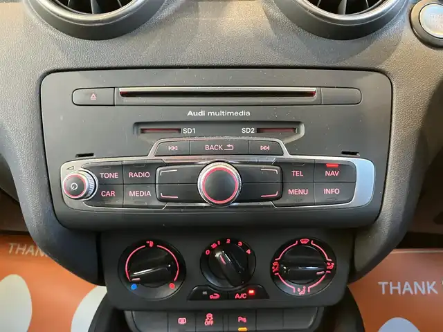 アウディ Ａ１ SB 1．0TFSI 神奈川県 2015(平27)年 6.9万km グレイシアホワイトメタリック 【　アウディ　A1 スポーツバック　1.4TFSI 】/純正SDナビ フルセグTV/CD/DVD/SD/Bluetooth/パーキングエイド/ビルトインETC/純正HIDヘッドライト/オートライト/スマートキー/プッシュスタート/スペアキー/純正15インチアルミホイール/ステアリングリモコン/サイドエアバッグ/カーテンエアバッグ/新車保証書/取扱説明書