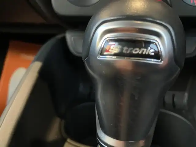 アウディ Ａ１ SB 1．0TFSI 神奈川県 2015(平27)年 6.9万km グレイシアホワイトメタリック 【　アウディ　A1 スポーツバック　1.4TFSI 】/純正SDナビ フルセグTV/CD/DVD/SD/Bluetooth/パーキングエイド/ビルトインETC/純正HIDヘッドライト/オートライト/スマートキー/プッシュスタート/スペアキー/純正15インチアルミホイール/ステアリングリモコン/サイドエアバッグ/カーテンエアバッグ/新車保証書/取扱説明書