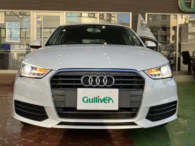 アウディ Ａ１ SB 1．0TFSI 神奈川県 2015(平27)年 6.9万km グレイシアホワイトメタリック 【　アウディ　A1 スポーツバック　1.4TFSI 】/純正SDナビ フルセグTV/CD/DVD/SD/Bluetooth/パーキングエイド/ビルトインETC/純正HIDヘッドライト/オートライト/スマートキー/プッシュスタート/スペアキー/純正15インチアルミホイール/ステアリングリモコン/サイドエアバッグ/カーテンエアバッグ/新車保証書/取扱説明書