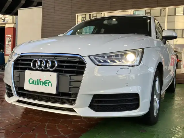 アウディ Ａ１ SB 1．0TFSI 神奈川県 2015(平27)年 6.9万km グレイシアホワイトメタリック 【　アウディ　A1 スポーツバック　1.4TFSI 】/純正SDナビ フルセグTV/CD/DVD/SD/Bluetooth/パーキングエイド/ビルトインETC/純正HIDヘッドライト/オートライト/スマートキー/プッシュスタート/スペアキー/純正15インチアルミホイール/ステアリングリモコン/サイドエアバッグ/カーテンエアバッグ/新車保証書/取扱説明書