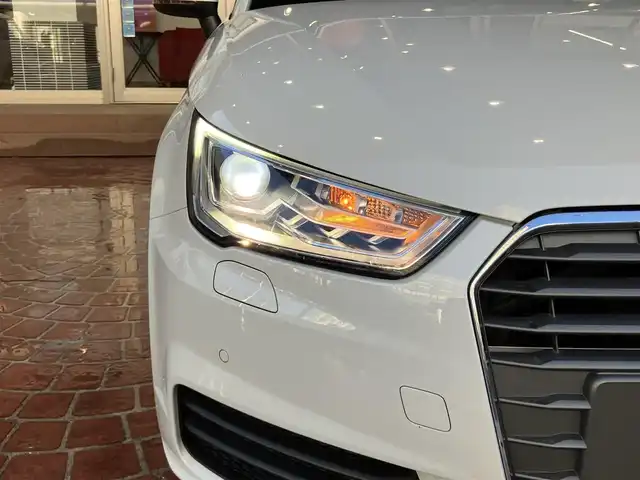 アウディ Ａ１ SB 1．0TFSI 神奈川県 2015(平27)年 6.9万km グレイシアホワイトメタリック 【　アウディ　A1 スポーツバック　1.4TFSI 】/純正SDナビ フルセグTV/CD/DVD/SD/Bluetooth/パーキングエイド/ビルトインETC/純正HIDヘッドライト/オートライト/スマートキー/プッシュスタート/スペアキー/純正15インチアルミホイール/ステアリングリモコン/サイドエアバッグ/カーテンエアバッグ/新車保証書/取扱説明書
