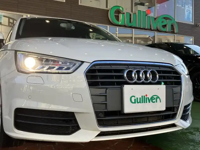 アウディ Ａ１ SB 1．0TFSI 神奈川県 2015(平27)年 6.9万km グレイシアホワイトメタリック 【　アウディ　A1 スポーツバック　1.4TFSI 】/純正SDナビ フルセグTV/CD/DVD/SD/Bluetooth/パーキングエイド/ビルトインETC/純正HIDヘッドライト/オートライト/スマートキー/プッシュスタート/スペアキー/純正15インチアルミホイール/ステアリングリモコン/サイドエアバッグ/カーテンエアバッグ/新車保証書/取扱説明書