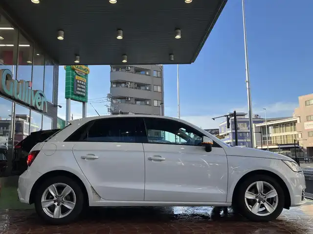 アウディ Ａ１ SB 1．0TFSI 神奈川県 2015(平27)年 6.9万km グレイシアホワイトメタリック 【　アウディ　A1 スポーツバック　1.4TFSI 】/純正SDナビ フルセグTV/CD/DVD/SD/Bluetooth/パーキングエイド/ビルトインETC/純正HIDヘッドライト/オートライト/スマートキー/プッシュスタート/スペアキー/純正15インチアルミホイール/ステアリングリモコン/サイドエアバッグ/カーテンエアバッグ/新車保証書/取扱説明書