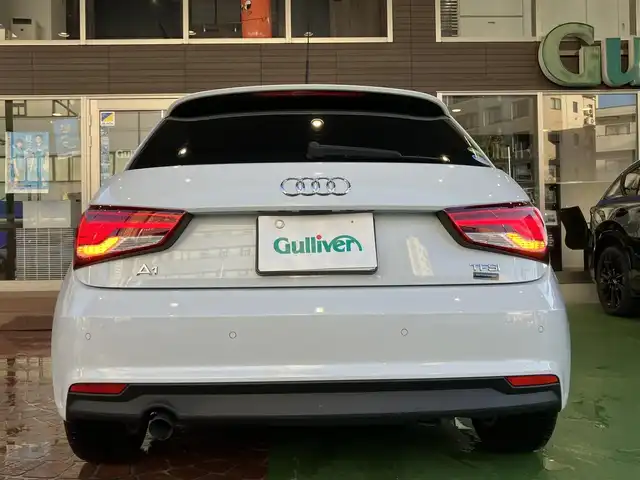 アウディ Ａ１ SB 1．0TFSI 神奈川県 2015(平27)年 6.9万km グレイシアホワイトメタリック 【　アウディ　A1 スポーツバック　1.4TFSI 】/純正SDナビ フルセグTV/CD/DVD/SD/Bluetooth/パーキングエイド/ビルトインETC/純正HIDヘッドライト/オートライト/スマートキー/プッシュスタート/スペアキー/純正15インチアルミホイール/ステアリングリモコン/サイドエアバッグ/カーテンエアバッグ/新車保証書/取扱説明書