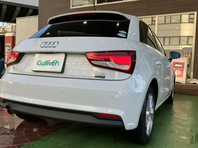 アウディ Ａ１ SB 1．0TFSI 神奈川県 2015(平27)年 6.9万km グレイシアホワイトメタリック 【　アウディ　A1 スポーツバック　1.4TFSI 】/純正SDナビ フルセグTV/CD/DVD/SD/Bluetooth/パーキングエイド/ビルトインETC/純正HIDヘッドライト/オートライト/スマートキー/プッシュスタート/スペアキー/純正15インチアルミホイール/ステアリングリモコン/サイドエアバッグ/カーテンエアバッグ/新車保証書/取扱説明書