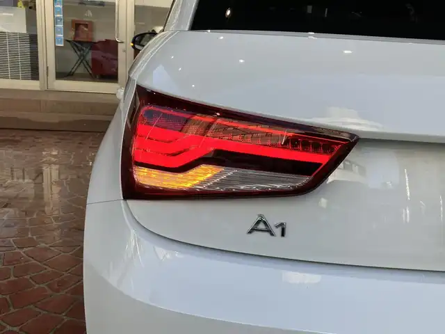 アウディ Ａ１ SB 1．0TFSI 神奈川県 2015(平27)年 6.9万km グレイシアホワイトメタリック 【　アウディ　A1 スポーツバック　1.4TFSI 】/純正SDナビ フルセグTV/CD/DVD/SD/Bluetooth/パーキングエイド/ビルトインETC/純正HIDヘッドライト/オートライト/スマートキー/プッシュスタート/スペアキー/純正15インチアルミホイール/ステアリングリモコン/サイドエアバッグ/カーテンエアバッグ/新車保証書/取扱説明書