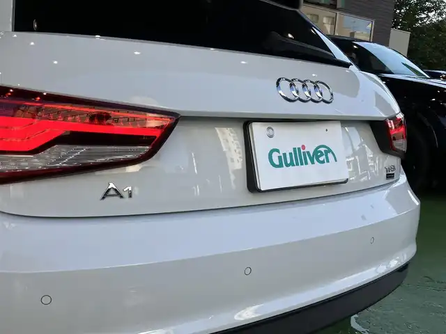 アウディ Ａ１ SB 1．0TFSI 神奈川県 2015(平27)年 6.9万km グレイシアホワイトメタリック 【　アウディ　A1 スポーツバック　1.4TFSI 】/純正SDナビ フルセグTV/CD/DVD/SD/Bluetooth/パーキングエイド/ビルトインETC/純正HIDヘッドライト/オートライト/スマートキー/プッシュスタート/スペアキー/純正15インチアルミホイール/ステアリングリモコン/サイドエアバッグ/カーテンエアバッグ/新車保証書/取扱説明書