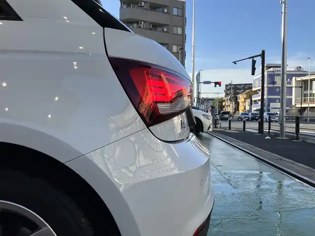 アウディ Ａ１ SB 1．0TFSI 神奈川県 2015(平27)年 6.9万km グレイシアホワイトメタリック 【　アウディ　A1 スポーツバック　1.4TFSI 】/純正SDナビ フルセグTV/CD/DVD/SD/Bluetooth/パーキングエイド/ビルトインETC/純正HIDヘッドライト/オートライト/スマートキー/プッシュスタート/スペアキー/純正15インチアルミホイール/ステアリングリモコン/サイドエアバッグ/カーテンエアバッグ/新車保証書/取扱説明書