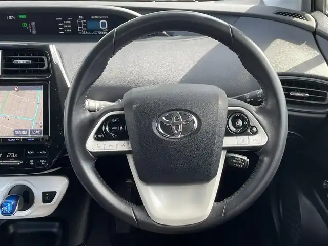 トヨタ プリウス Sセーフティプラス 道央・札幌 2017(平29)年 5.2万km ホワイトパールクリスタルシャイン ・４WD/・寒冷地仕様/・純正SDナビ/　CD・DVD・SD・Bluetooth/・フルセグテレビ/・バックカメラ/・前後ドライブレコーダー/・レーダークルーズ/・レーンキープアシスト/・衝突軽減ブレーキ/・横滑り防止装置/・オートハイビーム/・オートライト/・アドバンストパーク/・HUD/・ステアリングスイッチ/・純正フロアマット/・ドアバイザー/・電動格納ミラー/・ウィンカーミラー/・取扱説明書/・保証書/・スマートキー/・スペアキー