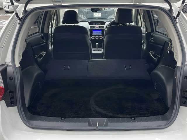 スバル インプレッサ スポーツ 1．6i－S アイサイト 道東・釧路十勝 2016(平28)年 7.6万km クリスタルホワイトP ・４WD/・純正ダイアトーンサウンドナビ/（BT・CD・DVD・ラジオ・フルセグ）/・バックカメラ/・アイサイト/・衝突被害軽減ブレーキ/・白線逸脱防止機能/・横滑り防止装置/・アイドリングストップ/・ドアバイザー/・ウィンカーミラー/・電動格納ミラー/・フォグライト/・レータークルーズコントロール/・純正ドライブレコーダー/・ハーフレザーシート/・オートライト/・純正16インチアルミホイール付夏タイヤ積込