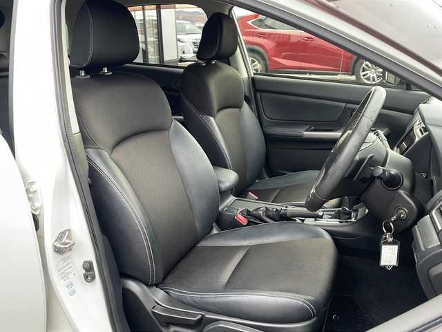 スバル インプレッサ スポーツ 1．6i－S アイサイト 道東・釧路十勝 2016(平28)年 7.6万km クリスタルホワイトP ・４WD/・純正ダイアトーンサウンドナビ/（BT・CD・DVD・ラジオ・フルセグ）/・バックカメラ/・アイサイト/・衝突被害軽減ブレーキ/・白線逸脱防止機能/・横滑り防止装置/・アイドリングストップ/・ドアバイザー/・ウィンカーミラー/・電動格納ミラー/・フォグライト/・レータークルーズコントロール/・純正ドライブレコーダー/・ハーフレザーシート/・オートライト/・純正16インチアルミホイール付夏タイヤ積込