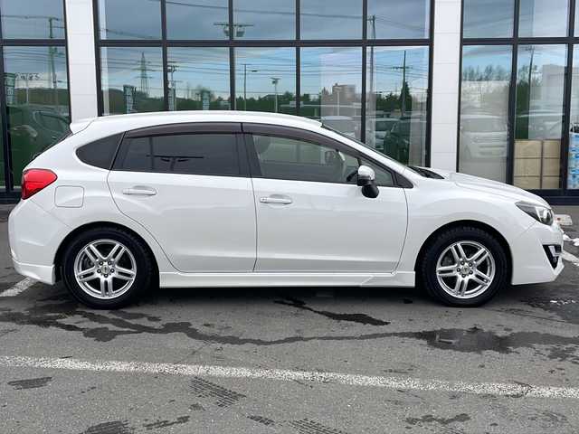 スバル インプレッサ スポーツ 1．6i－S アイサイト 道東・釧路十勝 2016(平28)年 7.6万km クリスタルホワイトP ・４WD/・純正ダイアトーンサウンドナビ/（BT・CD・DVD・ラジオ・フルセグ）/・バックカメラ/・アイサイト/・衝突被害軽減ブレーキ/・白線逸脱防止機能/・横滑り防止装置/・アイドリングストップ/・ドアバイザー/・ウィンカーミラー/・電動格納ミラー/・フォグライト/・レータークルーズコントロール/・純正ドライブレコーダー/・ハーフレザーシート/・オートライト/・純正16インチアルミホイール付夏タイヤ積込