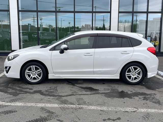 スバル インプレッサ スポーツ 1．6i－S アイサイト 道東・釧路十勝 2016(平28)年 7.6万km クリスタルホワイトP ・４WD/・純正ダイアトーンサウンドナビ/（BT・CD・DVD・ラジオ・フルセグ）/・バックカメラ/・アイサイト/・衝突被害軽減ブレーキ/・白線逸脱防止機能/・横滑り防止装置/・アイドリングストップ/・ドアバイザー/・ウィンカーミラー/・電動格納ミラー/・フォグライト/・レータークルーズコントロール/・純正ドライブレコーダー/・ハーフレザーシート/・オートライト/・純正16インチアルミホイール付夏タイヤ積込