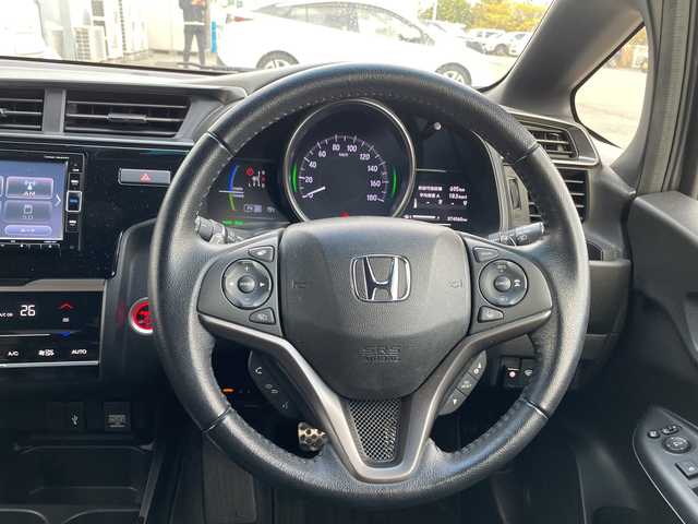 ホンダ フィット ハイブリット S ホンダセンシング 愛媛県 2018(平30)年 7.4万km シャイニンググレーM 純正ナビ/バックカメラ/衝突軽減システム/ビルトインETC/ドライブレコーダー前後/フルセグTV/クルーズコントロール追従あり/オートLED/レーンキープアシスト/横滑り防止装置/純正16AW/純正フロアマット/スペアキー1本/Bluetooth