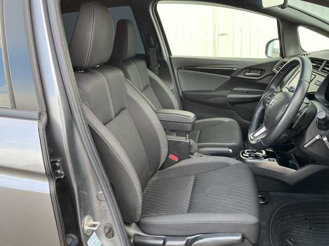 ホンダ フィット ハイブリット S ホンダセンシング 愛媛県 2018(平30)年 7.4万km シャイニンググレーM 純正ナビ/バックカメラ/衝突軽減システム/ビルトインETC/ドライブレコーダー前後/フルセグTV/クルーズコントロール追従あり/オートLED/レーンキープアシスト/横滑り防止装置/純正16AW/純正フロアマット/スペアキー1本/Bluetooth