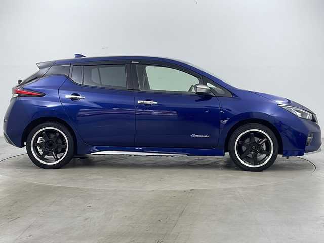 日産 リーフ e+ オーテック 道央・札幌 2021(令3)年 2万km オーロラフレアブルーパール ・ワンオーナー/・プロパイロット/・純正ナビ/（BT&USB&HDMI&フルセグ&AppleCarPlay）/・全方位モニター/・エマージェンシーブレーキ/・側方支援/・後側方支援/・道路標識表示/・レーダークルーズ/・BSM/・純正デジタルインナーミラー/・レーダークルーズコントロール/・ステアリングヒーター/・全席シートヒーター/・社外ドライブレコーダー（前方）/・ステアリングスイッチ/・ビルトインETC/・フロント、サイド、バックカメラ/・LEDヘッドライト/・RAYS１８インチAW/・純正AW付き冬タイヤ積み込み