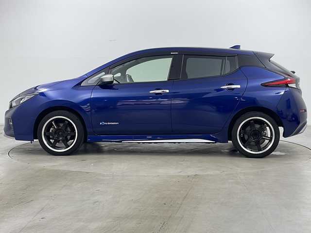 日産 リーフ e+ オーテック 道央・札幌 2021(令3)年 2万km オーロラフレアブルーパール ・ワンオーナー/・プロパイロット/・純正ナビ/（BT&USB&HDMI&フルセグ&AppleCarPlay）/・全方位モニター/・エマージェンシーブレーキ/・側方支援/・後側方支援/・道路標識表示/・レーダークルーズ/・BSM/・純正デジタルインナーミラー/・レーダークルーズコントロール/・ステアリングヒーター/・全席シートヒーター/・社外ドライブレコーダー（前方）/・ステアリングスイッチ/・ビルトインETC/・フロント、サイド、バックカメラ/・LEDヘッドライト/・RAYS１８インチAW/・純正AW付き冬タイヤ積み込み