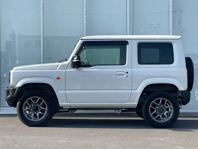 スズキ ジムニー XC 神奈川県 2022(令4)年 4万km ピュアホワイトP ワンオーナー　/ターボ車　/純正８型ナビ(パナソニック　CN-RZ875)/フルセグ　/CD/DVD/Bluetooth/バックカメラ　/レーダークルーズコントロール　/前後ドライブレコーダー(KENWOOD)/パートタイム４ＷＤ　/背面タイヤ　/デュアルセンサーブレーキサポート　/ダウンヒルアシストコントロール/LEDヘッドライト/フォグライト/アイドリングストップ/前席シートヒーター/ABS/横滑り防止装置/レーンキープアシスト/デジタルインナーミラー/プッシュスタート/スマートキー/オートエアコン/オートライト/W＋サイドエアバッグ/カーテンエアバック
