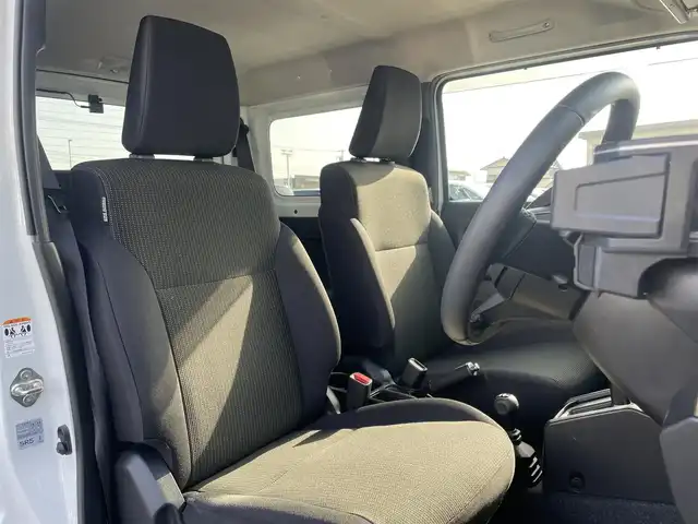 スズキ ジムニー XC 神奈川県 2022(令4)年 4万km ピュアホワイトP ワンオーナー　/ターボ車　/純正８型ナビ(パナソニック　CN-RZ875)/フルセグ　/CD/DVD/Bluetooth/バックカメラ　/レーダークルーズコントロール　/前後ドライブレコーダー(KENWOOD)/パートタイム４ＷＤ　/背面タイヤ　/デュアルセンサーブレーキサポート　/ダウンヒルアシストコントロール/LEDヘッドライト/フォグライト/アイドリングストップ/前席シートヒーター/ABS/横滑り防止装置/レーンキープアシスト/デジタルインナーミラー/プッシュスタート/スマートキー/オートエアコン/オートライト/W＋サイドエアバッグ/カーテンエアバック