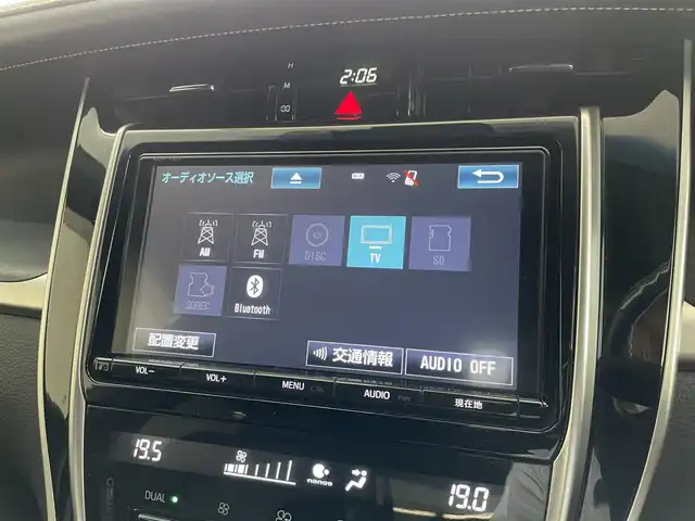 トヨタ ハリアー プレミアム 千葉県 2018(平30)年 8.8万km ホワイトパールクリスタルシャイン トヨタセーフティセンス/・プリクラッシュセーフティ/・レーンディパーチャーアラート（ステアリング制御付）/・アダプティブハイビーム/・レーダークルーズコントロール(全車速追従機能付き）/純正9インチメモリナビ【NSZT-Y66T】/・フルセグTV/BT/CD/DVD/ラジオ/バックカメラ/パワーバックドア/パワーシート/ビルトインETC2.0/ハーフレザーシート/本革巻き3本スポークステアリング/純正18インチアルミホイール/LEDヘッドランプ/保証書/取扱説明書/スペアキー