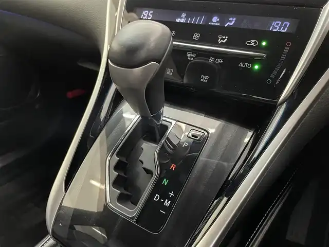 トヨタ ハリアー プレミアム 千葉県 2018(平30)年 8.8万km ホワイトパールクリスタルシャイン トヨタセーフティセンス/・プリクラッシュセーフティ/・レーンディパーチャーアラート（ステアリング制御付）/・アダプティブハイビーム/・レーダークルーズコントロール(全車速追従機能付き）/純正9インチメモリナビ【NSZT-Y66T】/・フルセグTV/BT/CD/DVD/ラジオ/バックカメラ/パワーバックドア/パワーシート/ビルトインETC2.0/ハーフレザーシート/本革巻き3本スポークステアリング/純正18インチアルミホイール/LEDヘッドランプ/保証書/取扱説明書/スペアキー